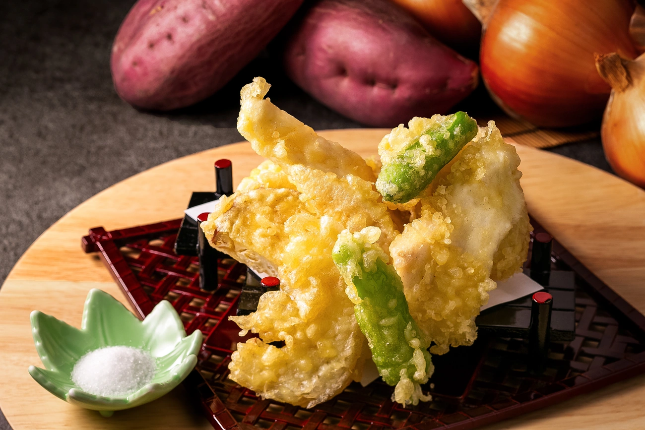 淡路島玉ねぎ天婦羅と鳴門金時　季節の魚と野菜